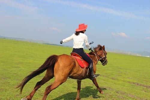 壩上騎馬 三位美女航拍精彩瞬間