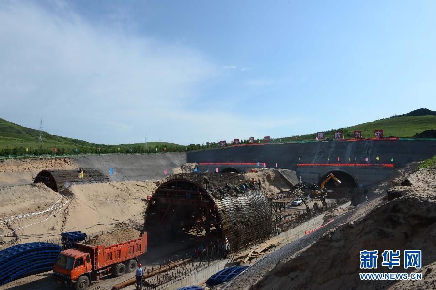 京北壩上草原高速公路緊張施工