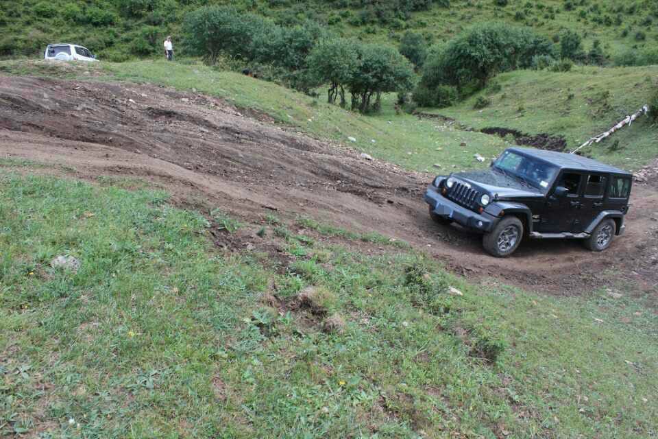 開牧馬人單車穿越老掌溝，翻越好漢坡！